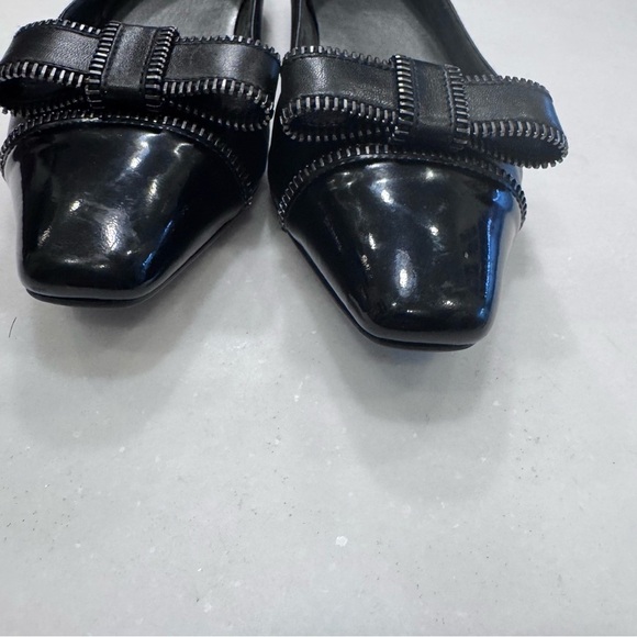 Stuart Weitzman Blk Leather & Blk Patent cap toe silver Chain Bow Flats Size 6 - Picture 7 of 13
